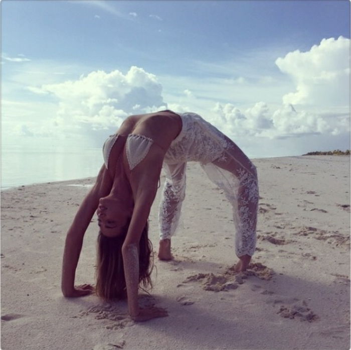 Plážový oblek, Miranda Kerr, biele nohavice so šnúrkou, dlhé nohavice, biele bikiny, dlhé vlasy, gymnastika