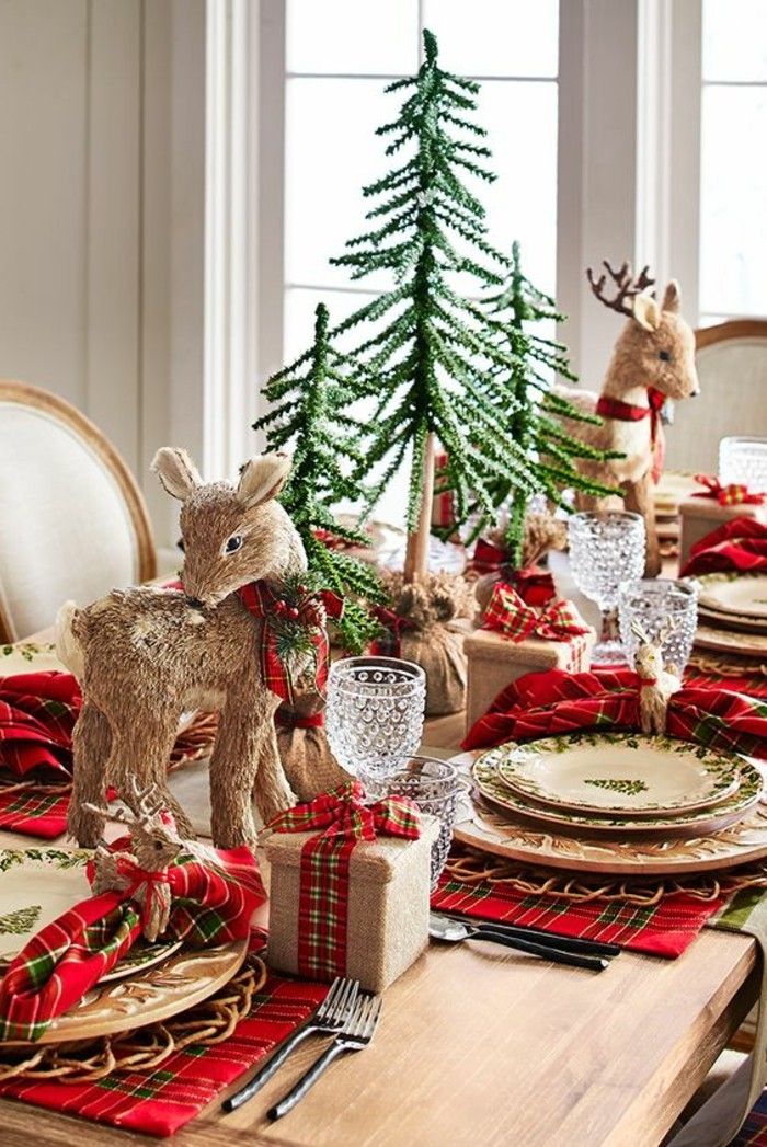 10-weihnachtsdeko-idéer-hjort-röd-servett-tannenbaume-Holzerner-tabell
