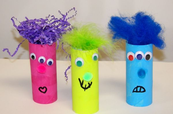 idee artigianali per la scuola materna - tre colorate bambole di carta e cartone - rosee, gialle e blu
