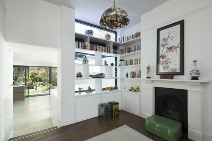 10offene-kuchyňa, obývacia izba, samostatná polica paraván obývacej izbe krb, open-ohnisko-parketami dekoratívne vázy knihy