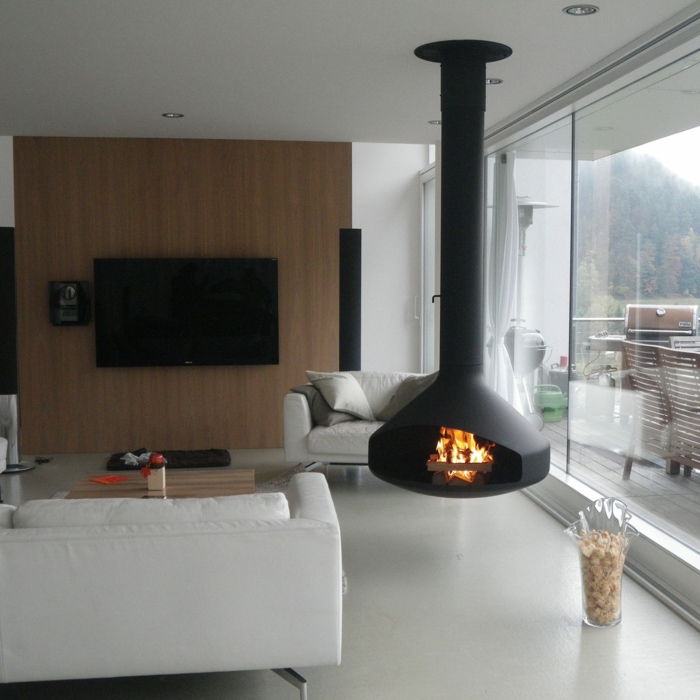 10offene-schoorstenen-air open haard-black-metal-white-vloer-white-couch-holzwand-houten tafel Tv