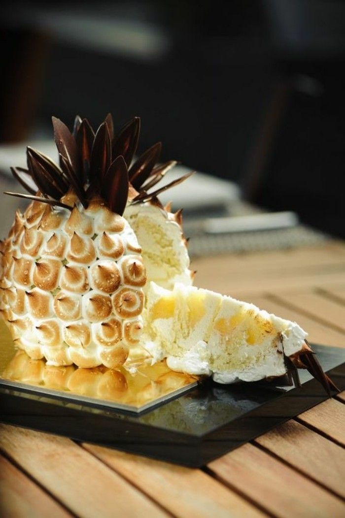 11 efektívne narodeninovú tortu-in-the-form-of-ananásu