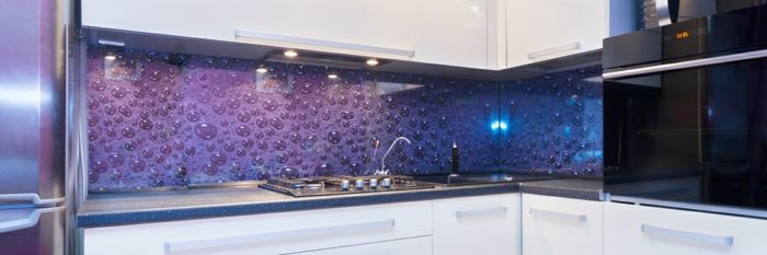 nowoczesna fioletowa ściana z tyłu kuchni z kroplami wody