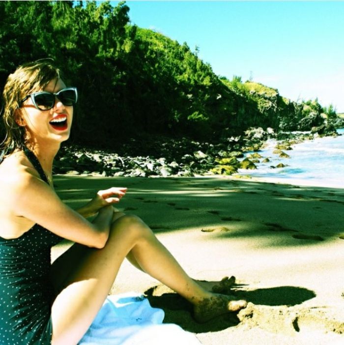 Plážové oblečenie 2017, Taylor Swift, vintage plavky, jedinečné v čiernej farbe, okuliare na mačky, modrá tkanina