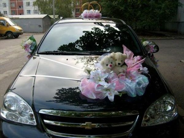 Kreatívna dekorácia auta na svadbu
