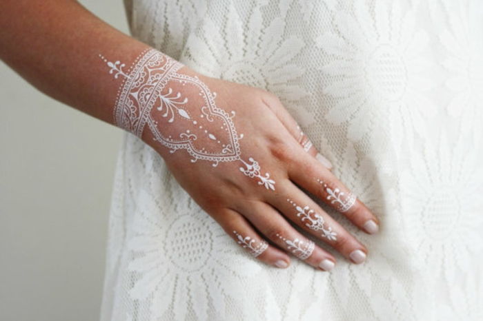 biela henna, pivné tetovanie na koži s malými bodkami podľa indickej tradície