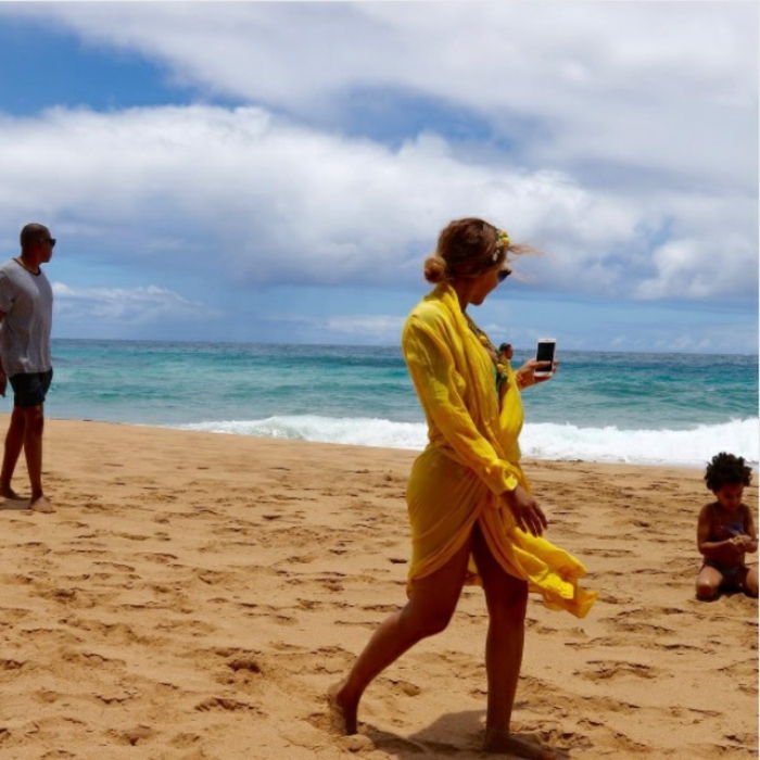 Plážová móda, Beyonce v žltom plážovom šate, Pareo, Kvetinový veniec, Kvetinová koruna, Jay Z.