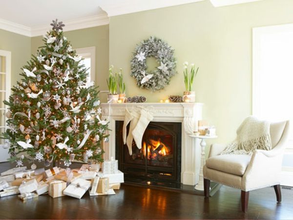 białe świąteczne dekoracje - kominek w białym i pięknym jodły