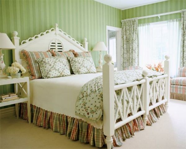 notranja hiša stilu spalnica - bela postelja in zelene ozadje