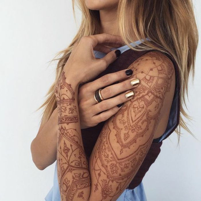tatuaj cu braț elegant, cu multe ornamente de henna roșie, tatuaj la umăr, tatuaj pentru încheietura mâinii