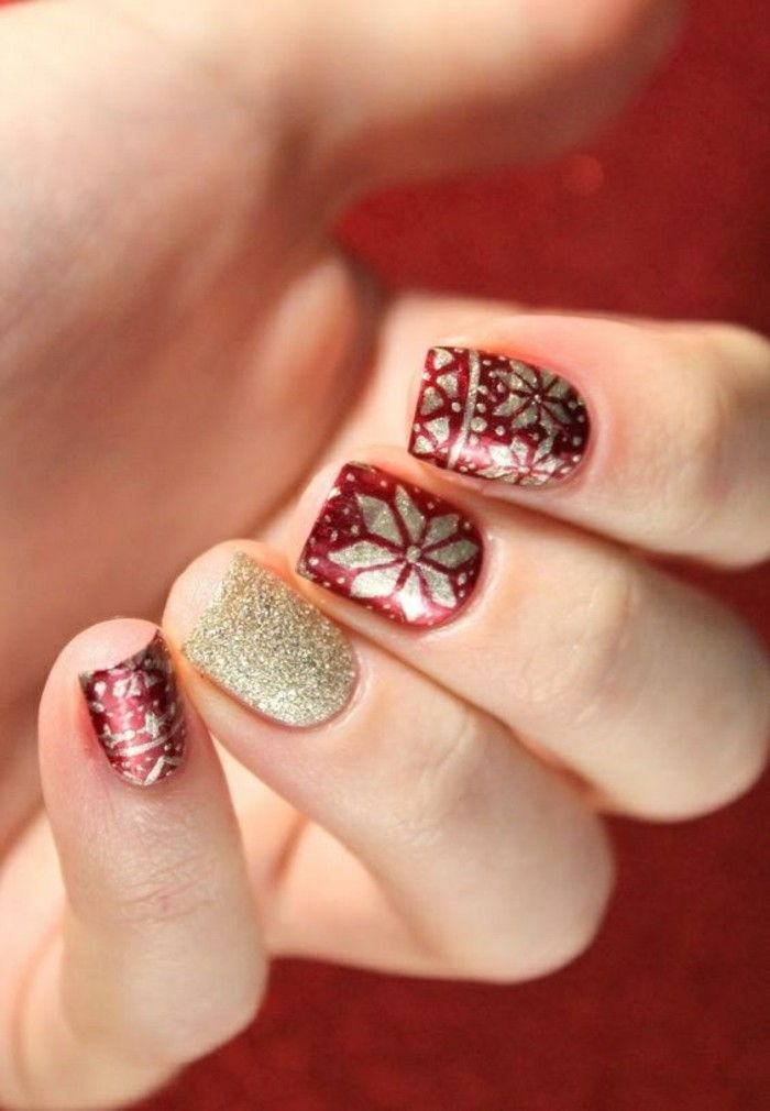 13-Nageldesign-winter-rode nagellak golden-sneeuwvlokken xmas