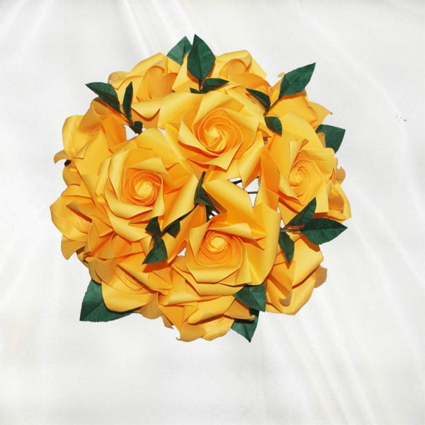 roser, gul og foldet origami