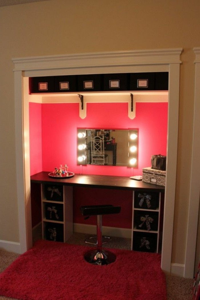 13-dressing table-with-verlichting-red-wall-square-mirror-black-stool