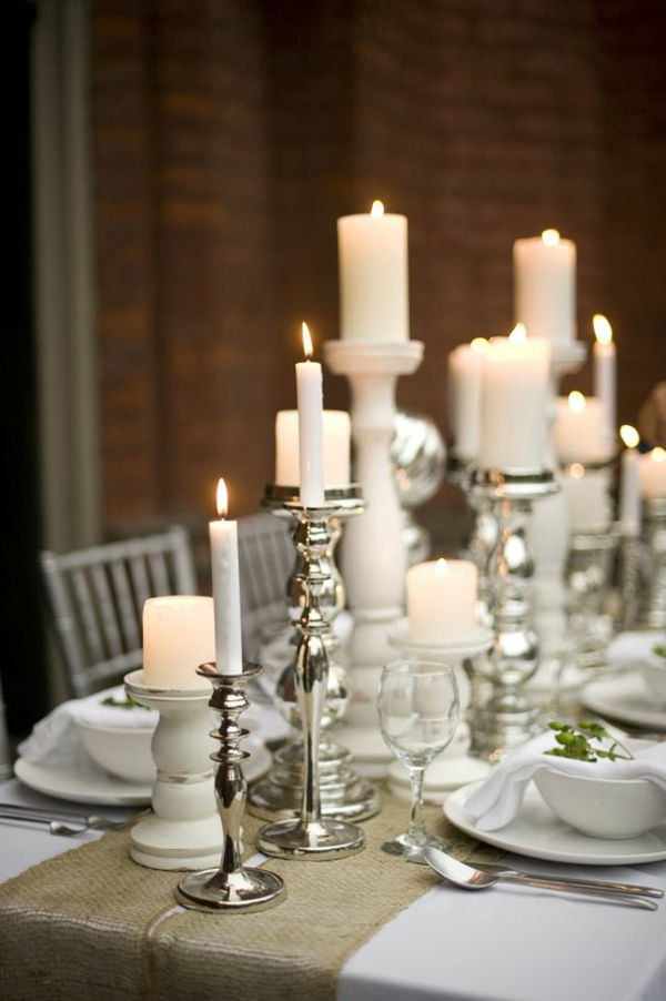hvite juledekorasjoner - lys i hvitt på bordet