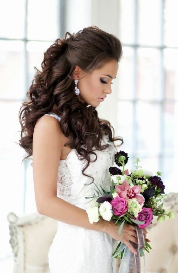 sposa moderna con capelli castano scuro, capelli ricci e acconciatura splendida
