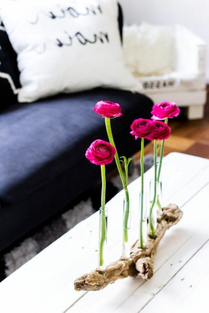 15-tinker-med-drivved-vit-tabell-rosa-blommor-glasvaser-svart-soffa-vit-kisse