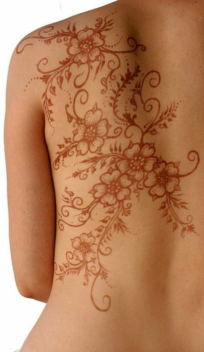 Henna spalva: raudona chna tatuiruotė, gėlių tatuiruotė, gėlių motyvai, gėlių motyvai raudoname, nugaros tatuiruotė