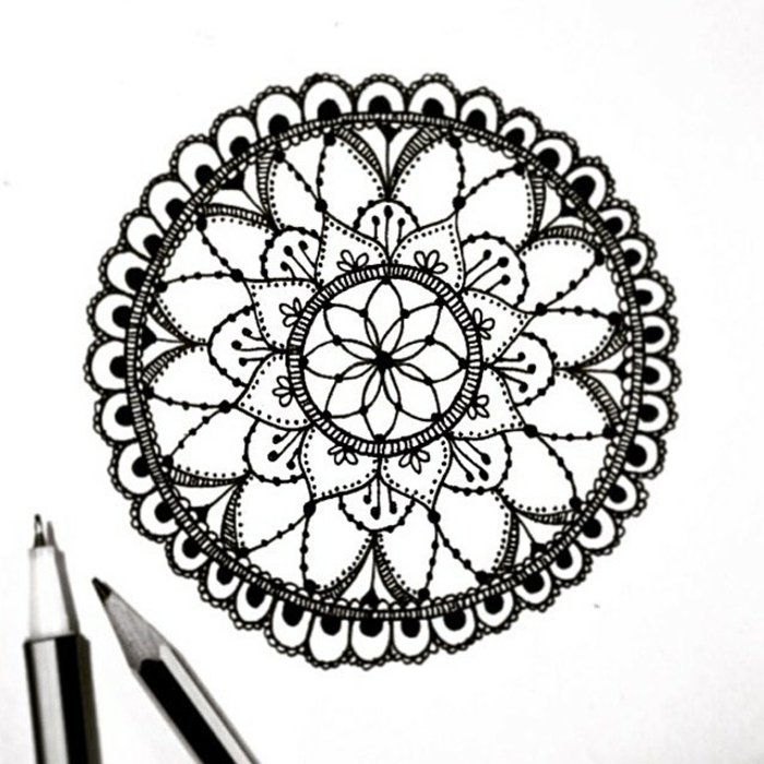 mandala circular para colorir, formas simples, dois lápis, meio círculos