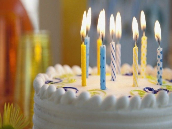 15-biało-urodziny tort-z-pyszne-oblodzenia i kolorowe świece