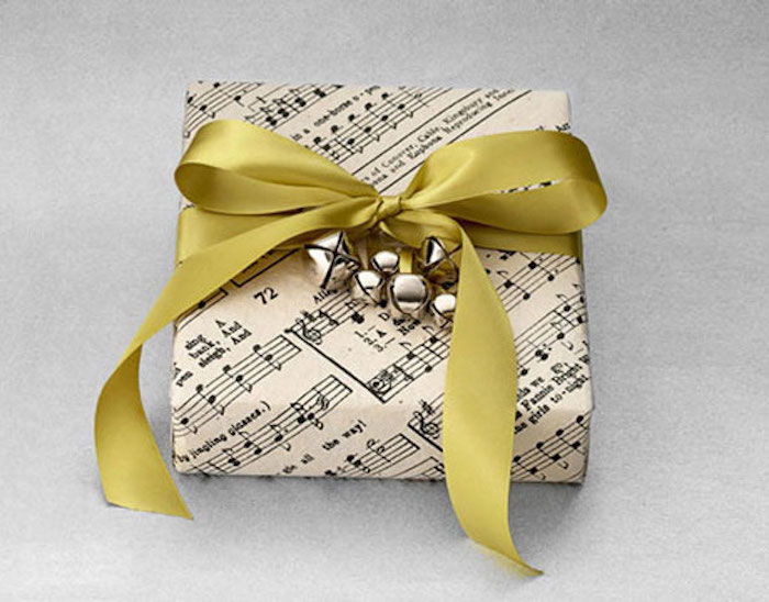 malý darček, zabalený v papieri s hudobnými notami, zvonová dekorácia
