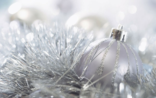 białe świąteczne dekoracje - sztuczna choinka w białym kolorze