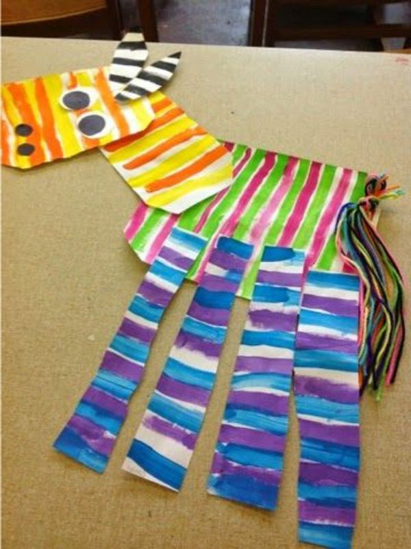 idee artigianali per la scuola materna - cavallo fatto di carta colorata - posto sul tavolo