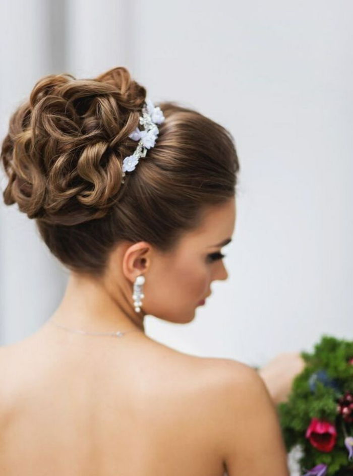 Neįtikėtina vestuvių šukuosena su gražiu galvos apdangalu
