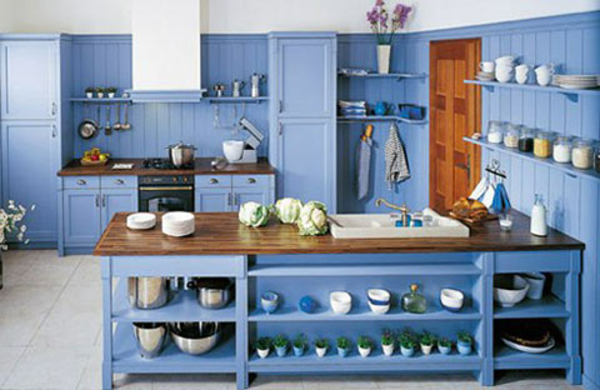 daug lentynų mėlynoje kaimiškoje virtuvėje