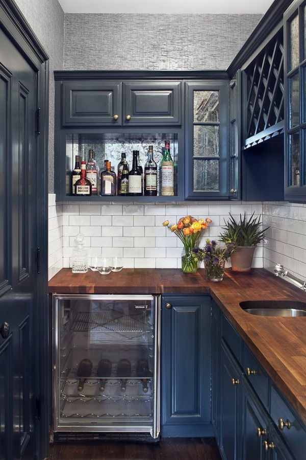 Tamsiai mėlyna spalva elegantiškoje mažoje virtuvėje