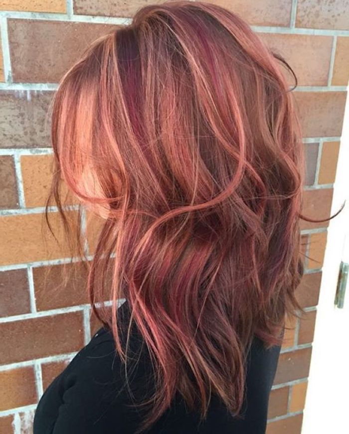 păr de lungime medie în nuanțe roșiatice amestecate cu cupru și purpuriu