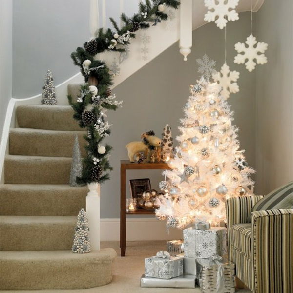vit juldekoration för trappstången