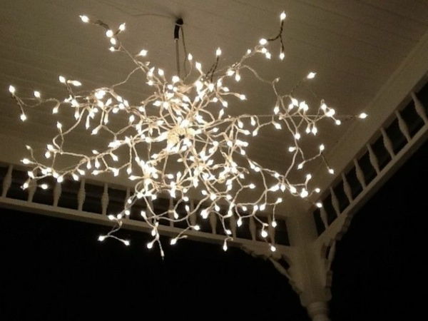 hvit juledekorasjon - elegant lysekrone som skinner