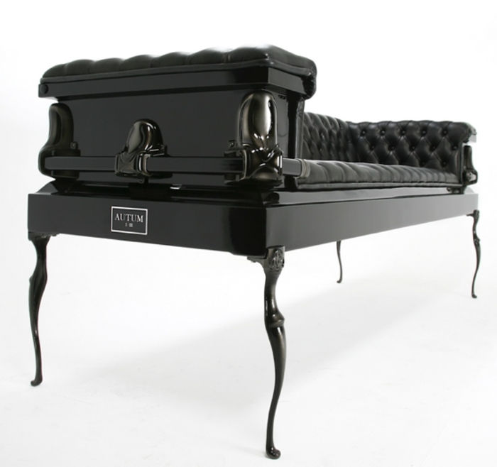 Mobilier gotic: canapea din piele gotică, în culoarea neagră, cu picioare de lemn negru și ornamente metalice