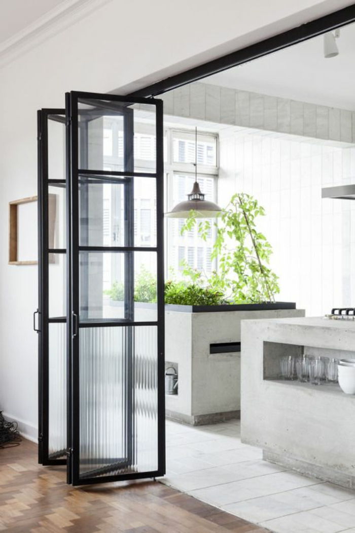 1offene-kuchyňa, oddelená-harmonikové dvere skle parketové dlaždice-biela-rastlina-designer lampa okuliare