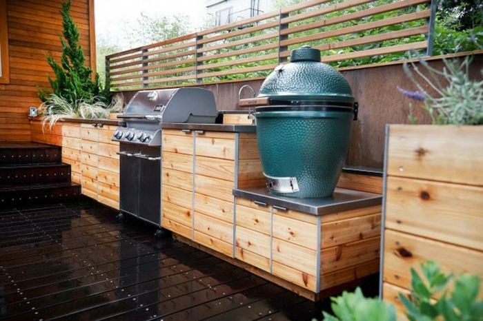 Cucina per barbecue all'aperto con pavimento in legno laccato e ante della cucina in legno