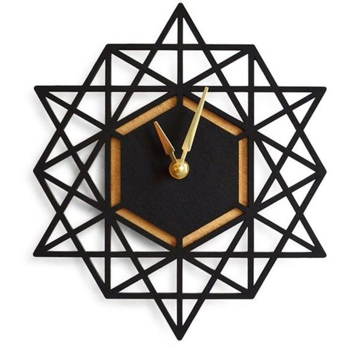 1wanduhr-ontwerp-wall-clock-van-metaal-met-gouden-pointers-unregelmoessige vorm