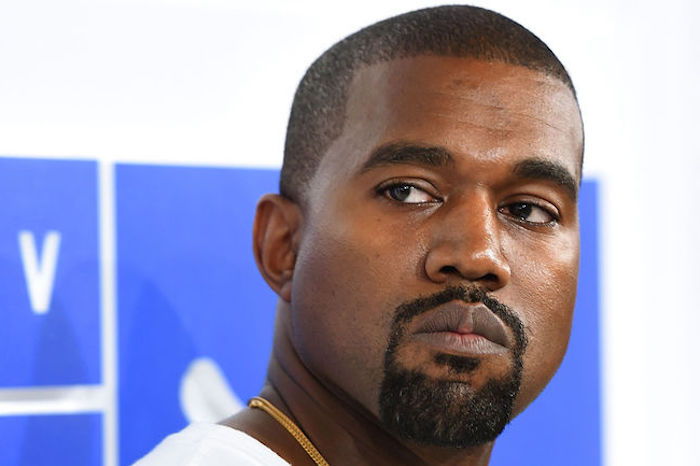 Kanye West cu Henriquatre, cu ocazia oficială, poster albastru, perete alb