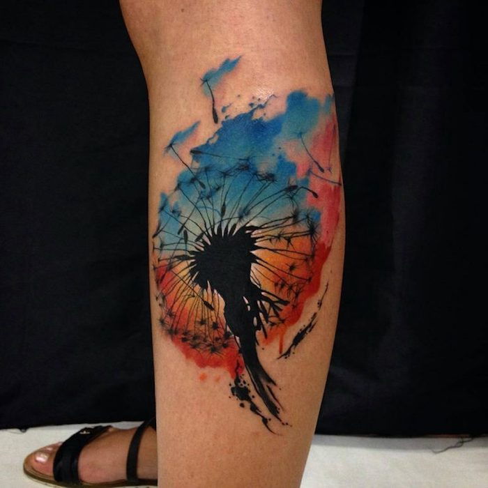 tatuaj mare de păpădie colorat pe picior, tatuaj acuarelă
