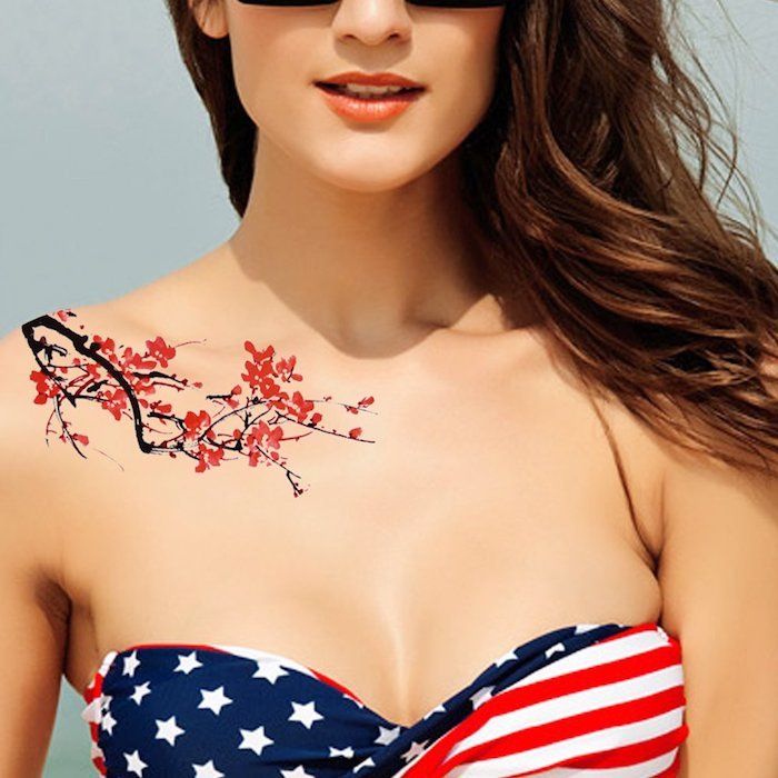 femeie cu tatuaj de flori de cireș colorat pe umăr, tatuaje pentru femei