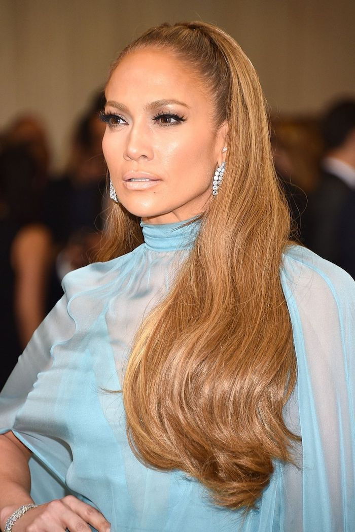 caramel, coafura Jennifer Lopez cu coafura perle-coada si rochie de seara albastra de sifon