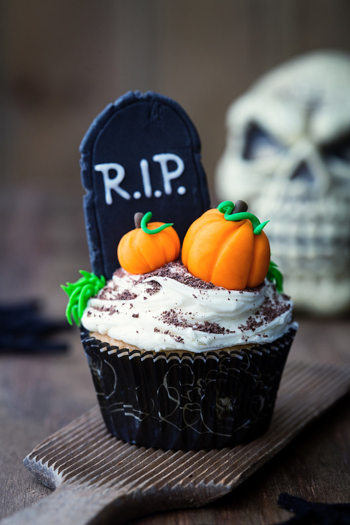 halloween muffins graven dekorerad med fondant kalebasser