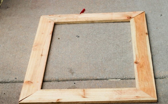 štvorcový obrazový rám z drevených dosiek