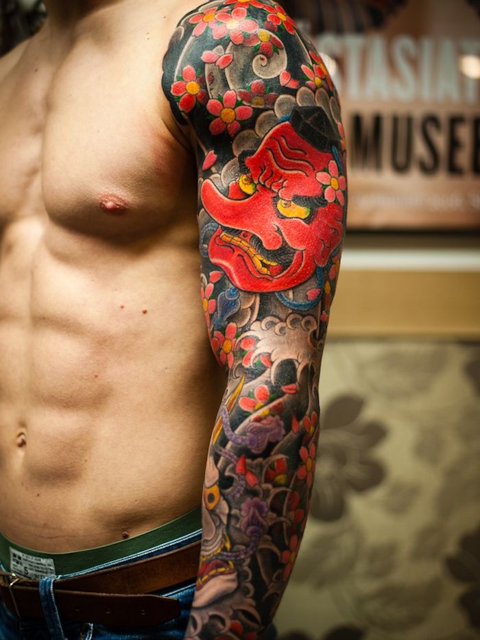 Omul cu tatuaj de floare de cireșe pe tot brațul, tatuaj cu motive japoneze