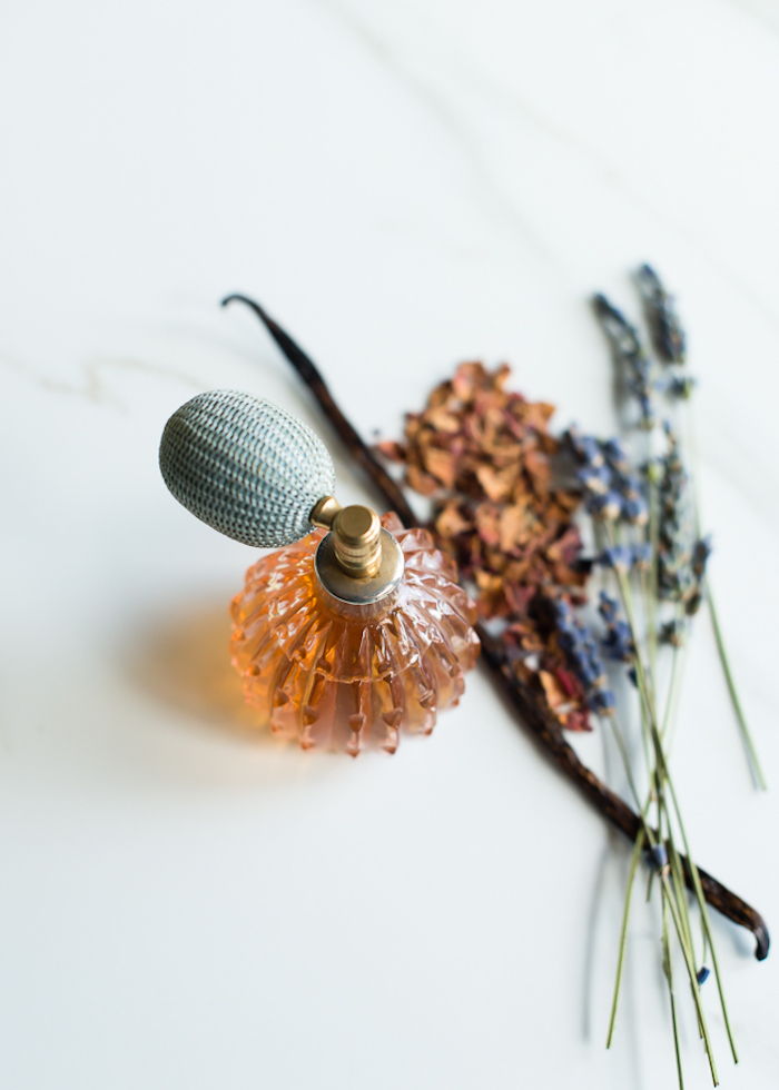 parfum met jasmijn en lavendelolie, natuurlijke cosmetica, cadeaus voor vrouwen