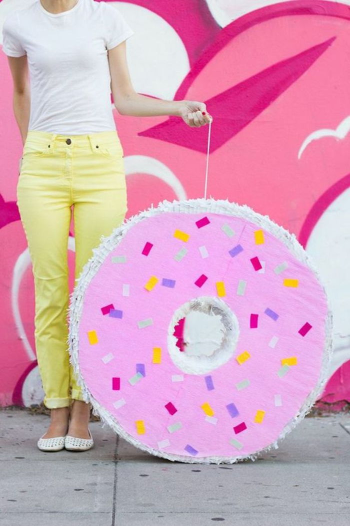 pinata tinker - stor donut laget av papp, gule bukser, hvit bluse