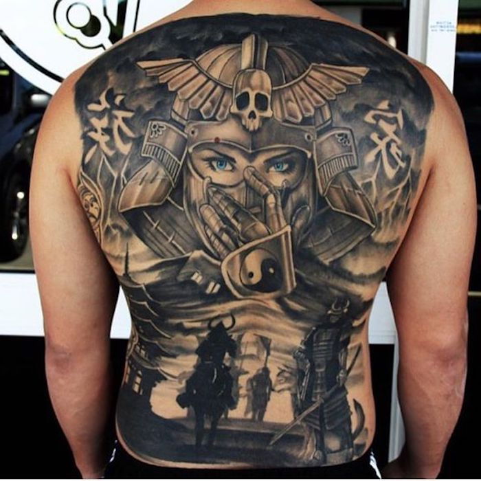 tetovanie bojovníka, tetovanie na zadnej strane, tetovanie na zádech, žena s modrými očami