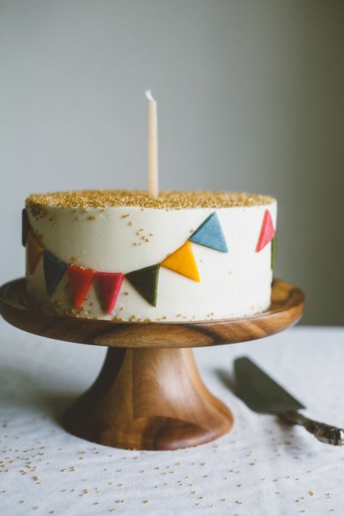 2 krásne narodeninovú tortu s bielym krémom