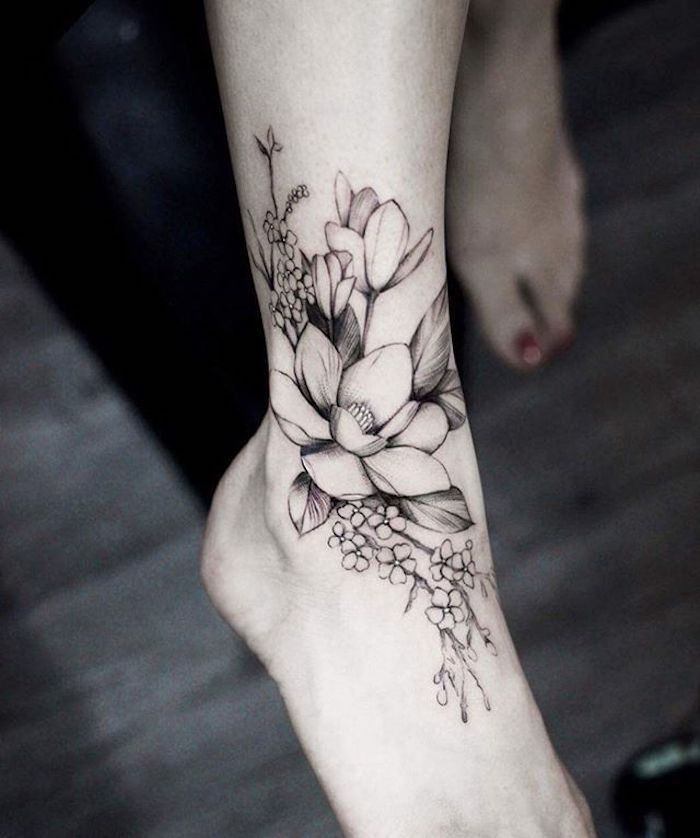 tatuering blomma tatuering, liten tatuering med lilja motiv på foten