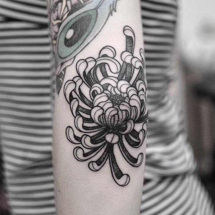 Tattoo betyder, kvinna med krysantemum tatuering i svart och grått