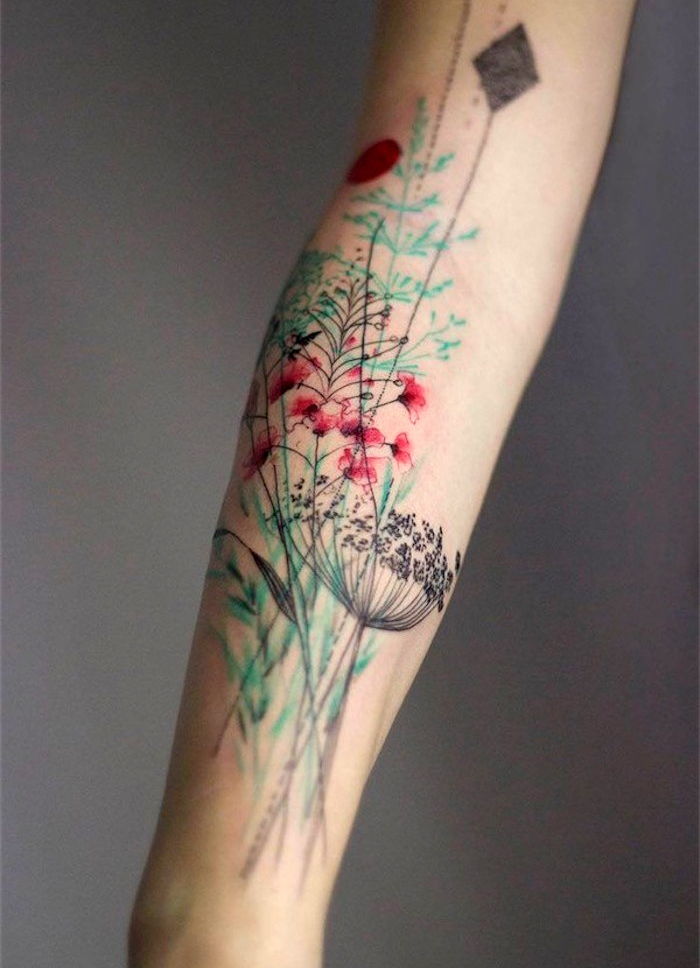 tatuaż kwiatowy na ramieniu, tatuaż farbujący z wieloma kwiatami